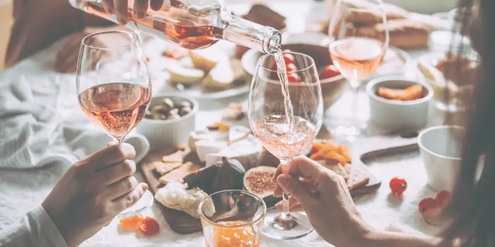 Roséwein und Apéro – die besten Weinempfehlungen für gesellige Momente und leichte Sommergerichte.